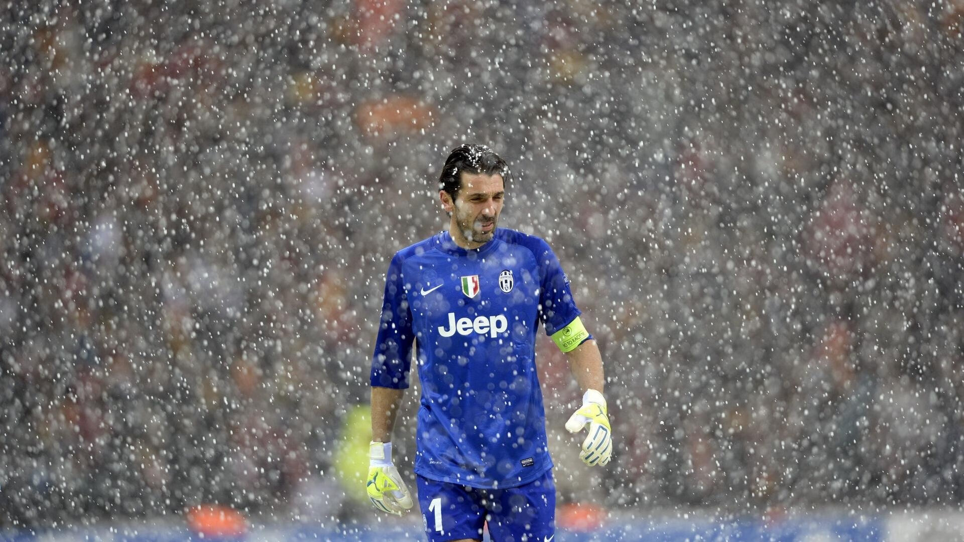 林丹带孩子首次亮相羽毛球馆,林丹儿子打羽毛球吗